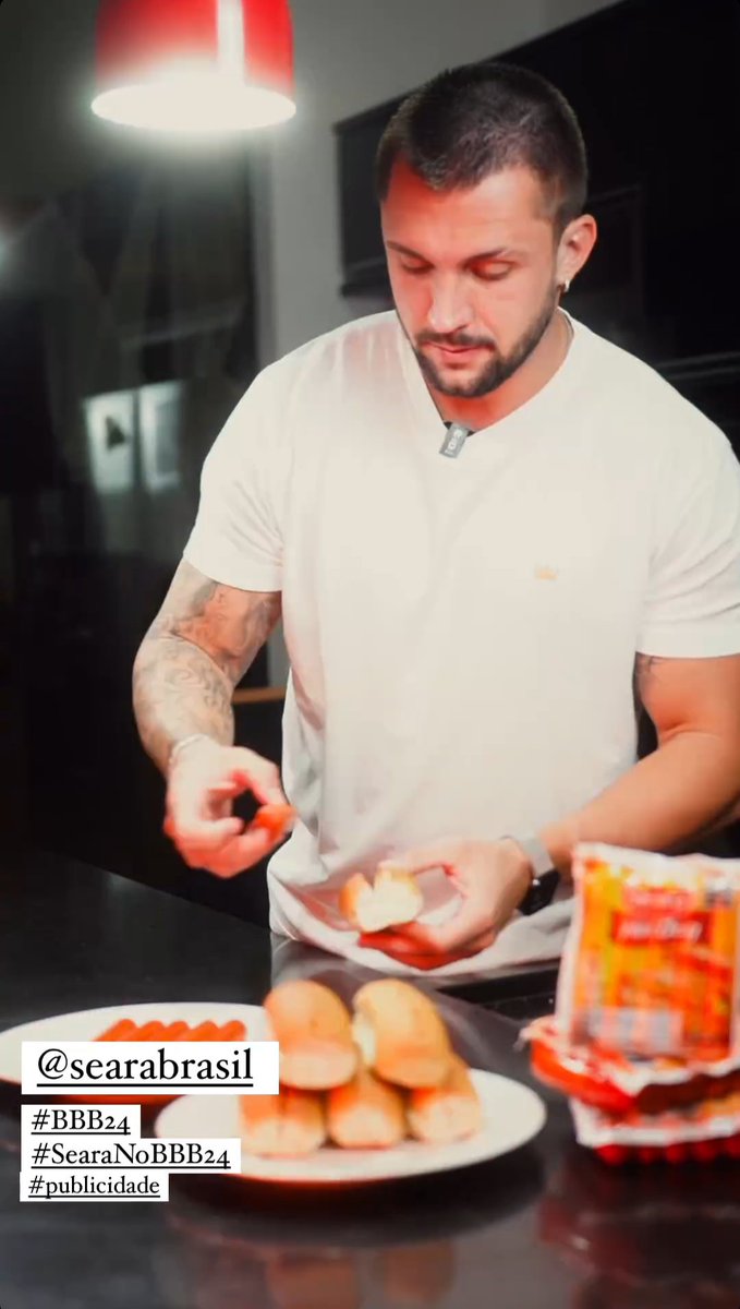 Flvia74965485's tweet photo. Vai ficar delicioso esse Combo 1: bacon, cheddar e cebola caramelizada feito por ele @arthurpicoli
😋🌭
#SearaNoBBB24 https://t.co/zAswijAm6u
