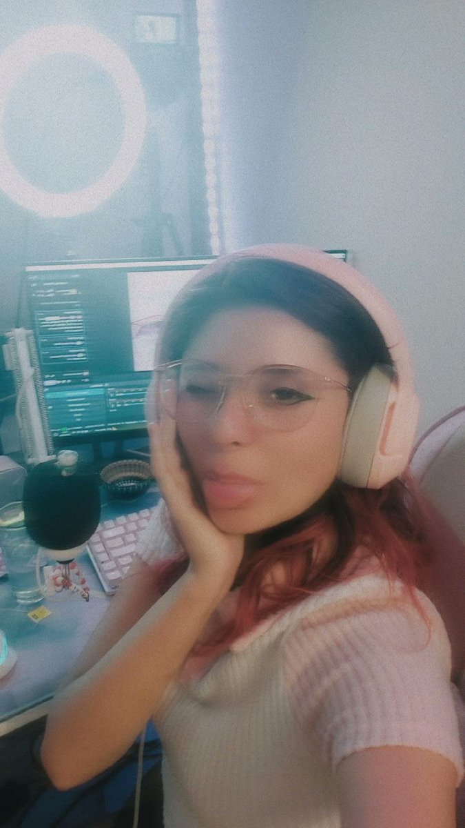 Ya estamos en vivo, jugaremos games virtuales con la comunidad y veremos los memes que han subido en Discord,  espero se puedan pasar 💜✨️ twitch.tv/carowiza