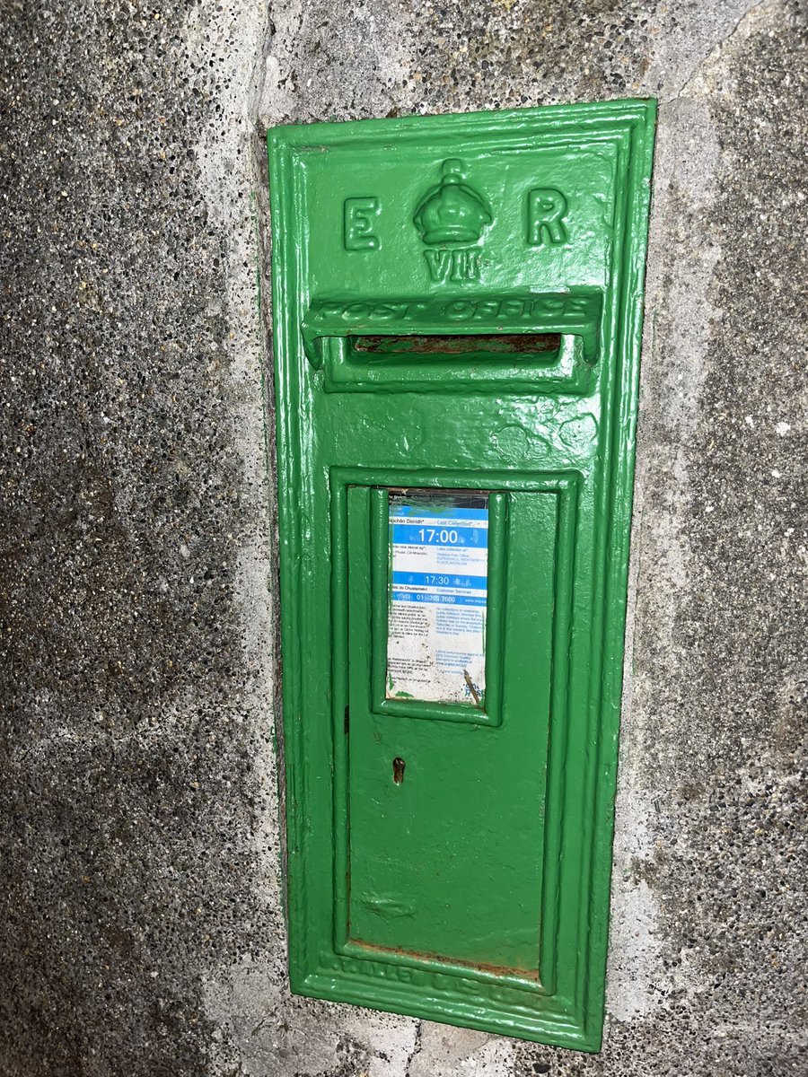 PatrickRenshaw's tweet photo. @lbsg1976 Some nice boxes from
County Wicklow. Be interested if anyone from the group could narrow down the year for the EVIIR lampbox - first I have seen, very small aperture and no foundry mark that I could see, unless was below many coats of paint! https://t.co/Cz8uWBeI5N