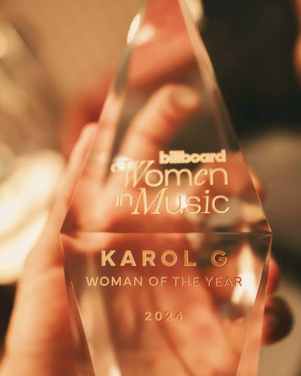 fcgpowermex's tweet photo. WOMAN OF THE YEAR ✨ Podría decir que ayer recibí uno de los reconocimientos más significativos de mi carrera! Que bendición 🫶🏽 Gracias @billboard 🤍 Gracias equipo y gracias a todos ustedes !

#KarolG #billboard #womanoftheyear  #bichota https://t.co/FBayJrbZBT