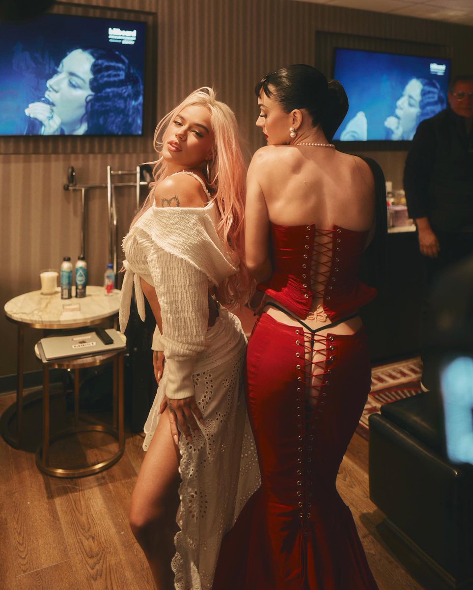 WOMAN OF THE YEAR ✨ Podría decir que ayer recibí uno de los reconocimientos más significativos de mi carrera! Que bendición 🫶🏽 Gracias <a href="/billboard/">billboard</a> 🤍 Gracias equipo y gracias a todos ustedes !

#KarolG #billboard #womanoftheyear  #bichota