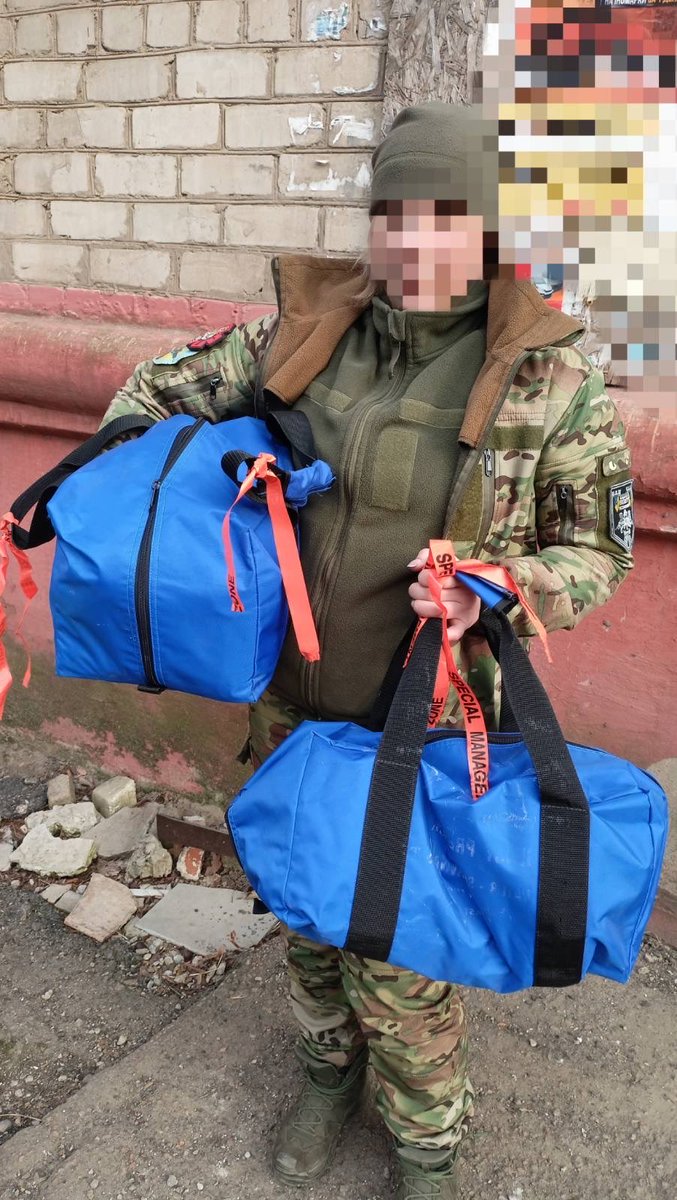 defendukraini's tweet photo. Amazing Ukrainian
Research legend Dr Olga Shpak handed off 2 bags of our supplies from Kyiv for Bakhmut area medics en route back from the US to Kharkiv.
Thanks, Vancouver donors David Toddington & a local fire dept
Watch Olgaโs video:
https://t.co/1saOjzZTSE
#ProjectTatyana https://t.co/S93IWCYSQ5