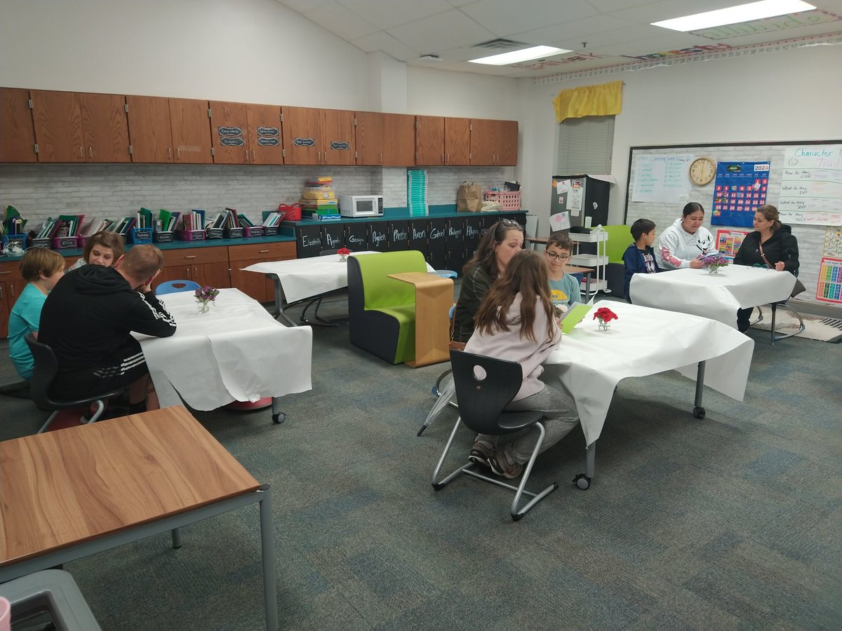 TeachingMrsE's tweet photo. We had a DELICIOUS open house at Escobar's Eatery! All of our "entrees" were enjoyed by families 🙂 #WilsonWay https://t.co/qVMPNZN0DX