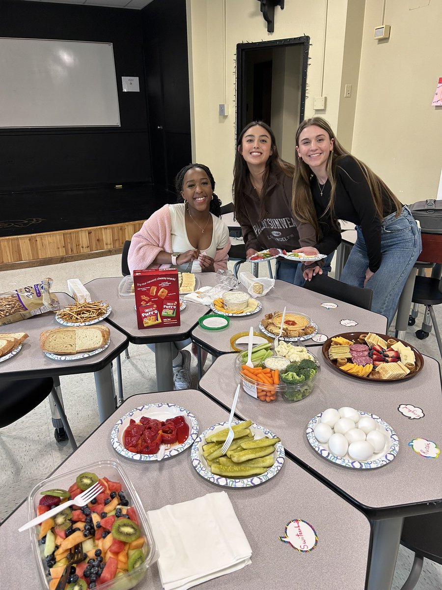 CSpallino715's tweet image. The World Language Honor Society’s celebration of Foreign Language Week was a complete success! #mrsbologna #worldlanguages @WhufsdRams @wh_secondary @WHHumanities