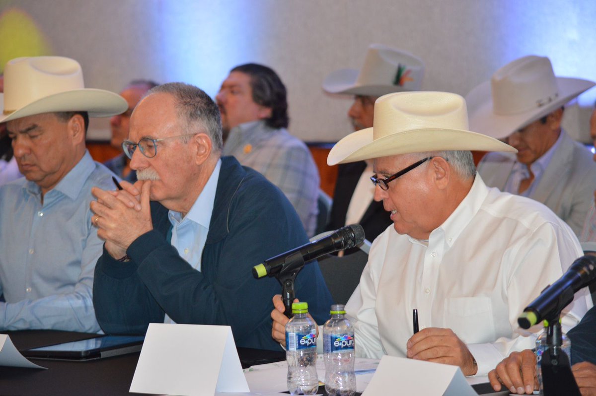 Agradecemos al Dr. Julio Berdegué Sacristán, ex subdirector general de la FAO, encargado del campo de la campaña de la Dra. Claudia Sheinbaum Pardo, quien nos acompañó en  Junta de Consejo y escuchó las inquietudes de los ganaderos  entorno a los retos del sector pecuario.