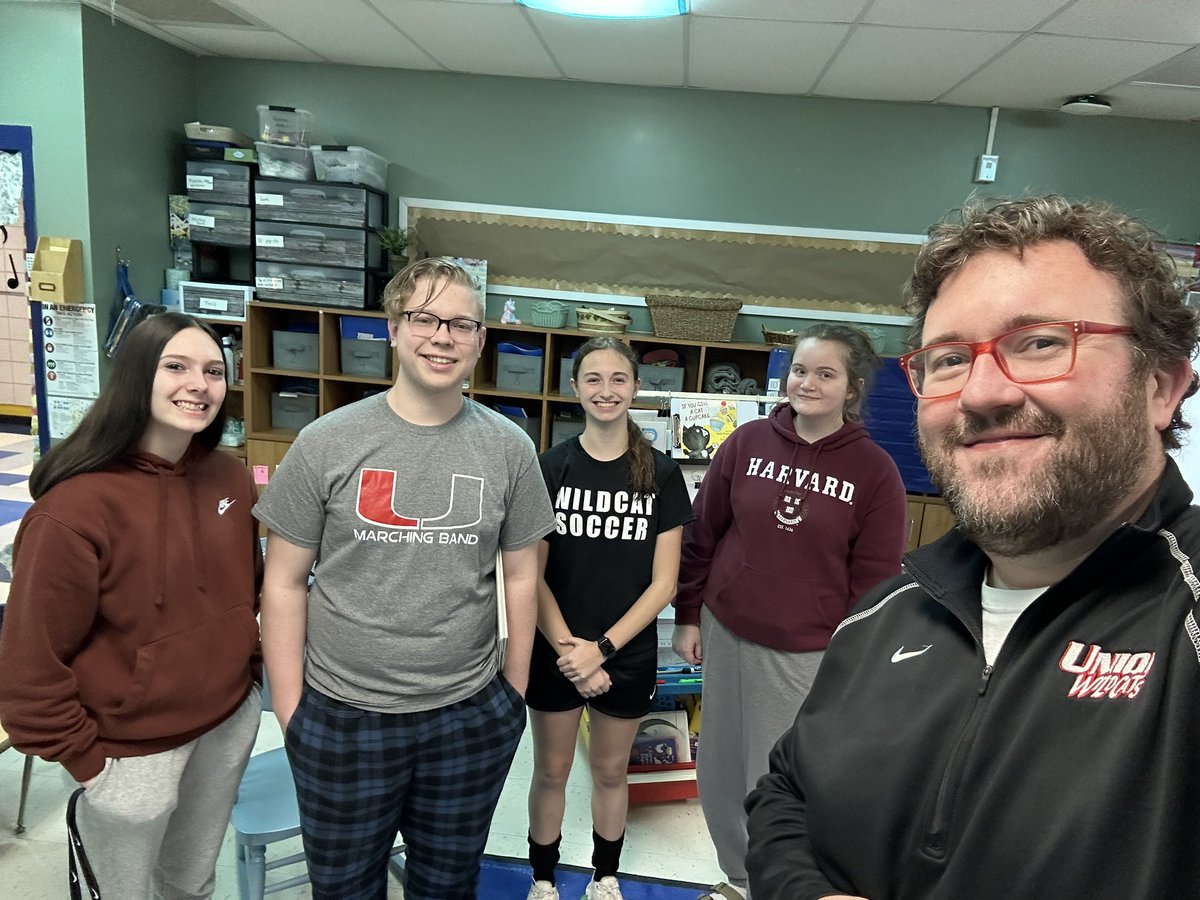 A great night at Central Elementary with some of UHS’s finest (four students in Leadership Class) at Literacy night. Reading is leading! #Uproud #Unionrxi @UHSleaders