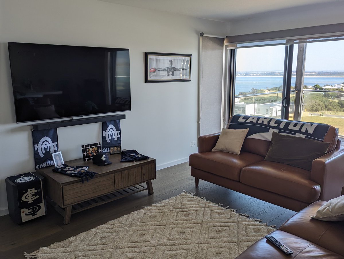 tazmos7's tweet image. I can&apos;t be there, but I&apos;m very organised for my #OpeningRound party! Beers are cold, lounge is decorated, sun is shining and this girl is absolutely pumped footy is back! Let&apos;s break the Gabba curse! Get that W. 

@CarltonFC #StrongerTogether #baggers