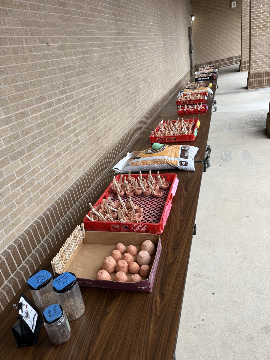 Elrod Eco Night and #bigartday all in one! Every student made a personal pot for pollinator friendly seeds. Next we water, then we welcome the butterflies! ⁦@NISDElrod⁩ ⁦@NISD_FineArts⁩ ⁦@NISDElemEnviron⁩ ⁦@TeriYasger⁩ ⁦@SollarsAmalia⁩ #bigartday