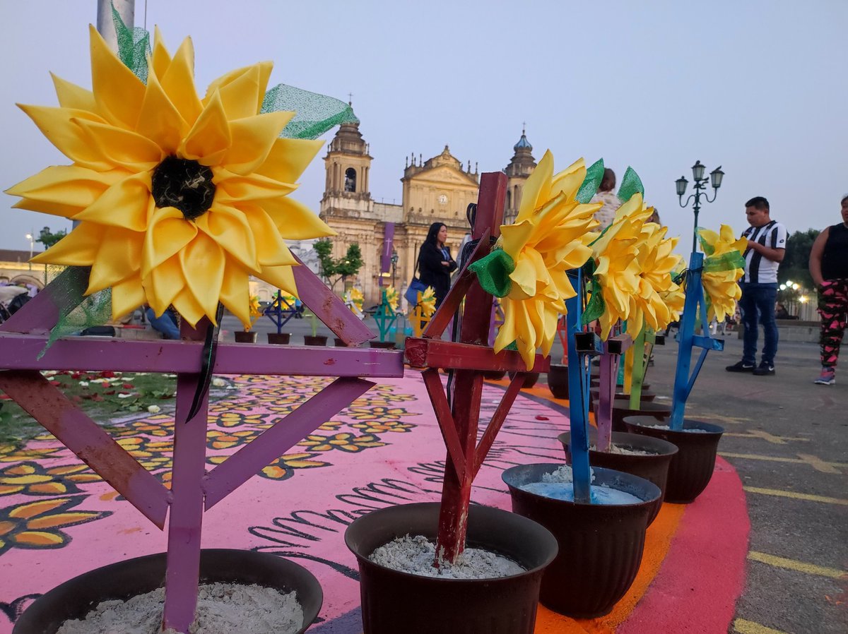 PrensaComunitar's tweet photo. #MemoriasDelFuego 🌸🔥 
Organizaciones de mujeres realizan una vigilia en memoria de las niñas  del Hogar Virgen de la Asunción.

Mañana #8M2024 se conmemoran 7 años de esta tragedia en la que 41 niñas en resguardo del Estado murieron quemadas. 🧶

📷 @EmmanuelPixab https://t.co/RU1T1h6yOk