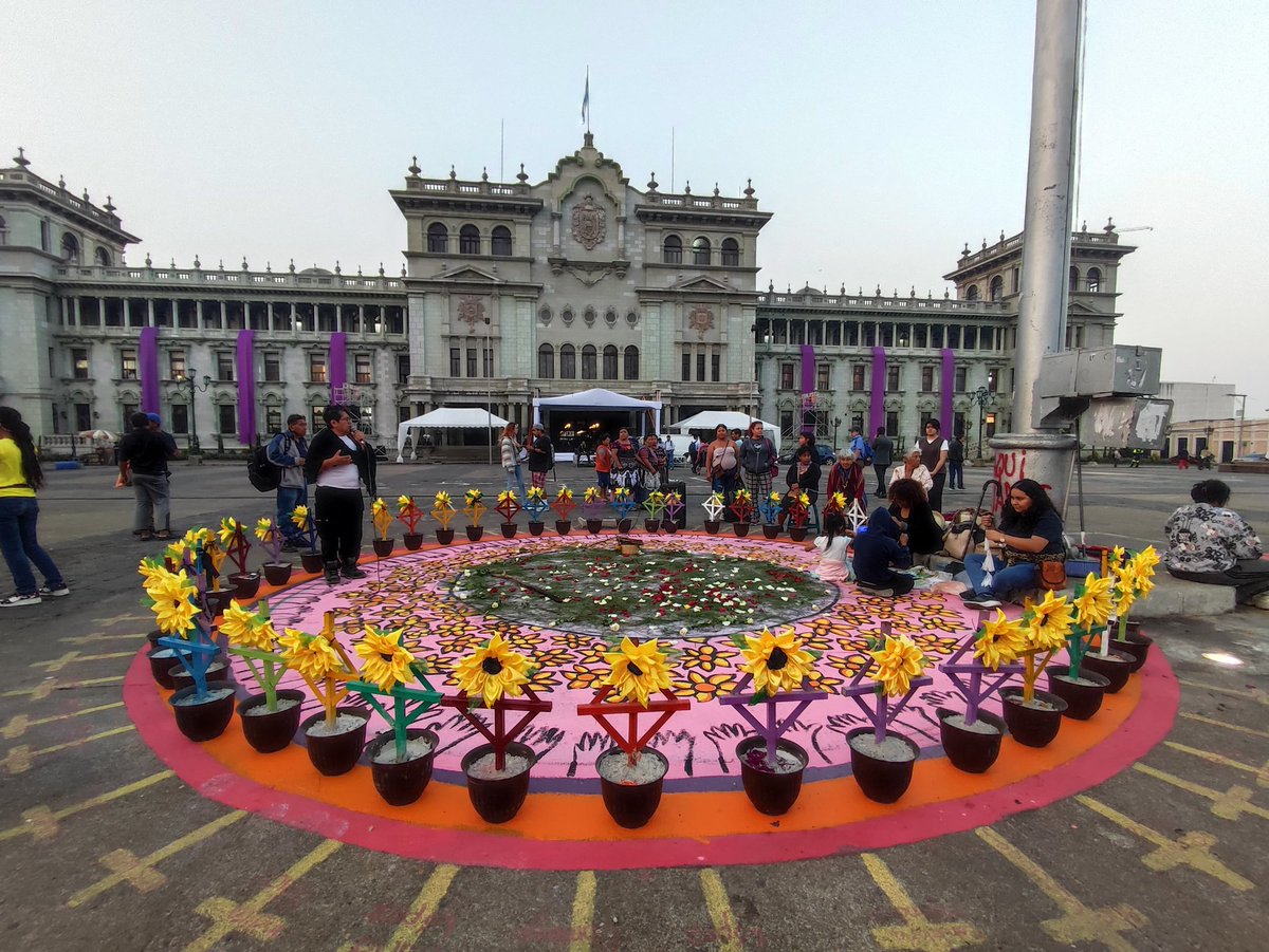 PrensaComunitar's tweet photo. #MemoriasDelFuego 🌸🔥 
Organizaciones de mujeres realizan una vigilia en memoria de las niñas  del Hogar Virgen de la Asunción.

Mañana #8M2024 se conmemoran 7 años de esta tragedia en la que 41 niñas en resguardo del Estado murieron quemadas. 🧶

📷 @EmmanuelPixab https://t.co/RU1T1h6yOk
