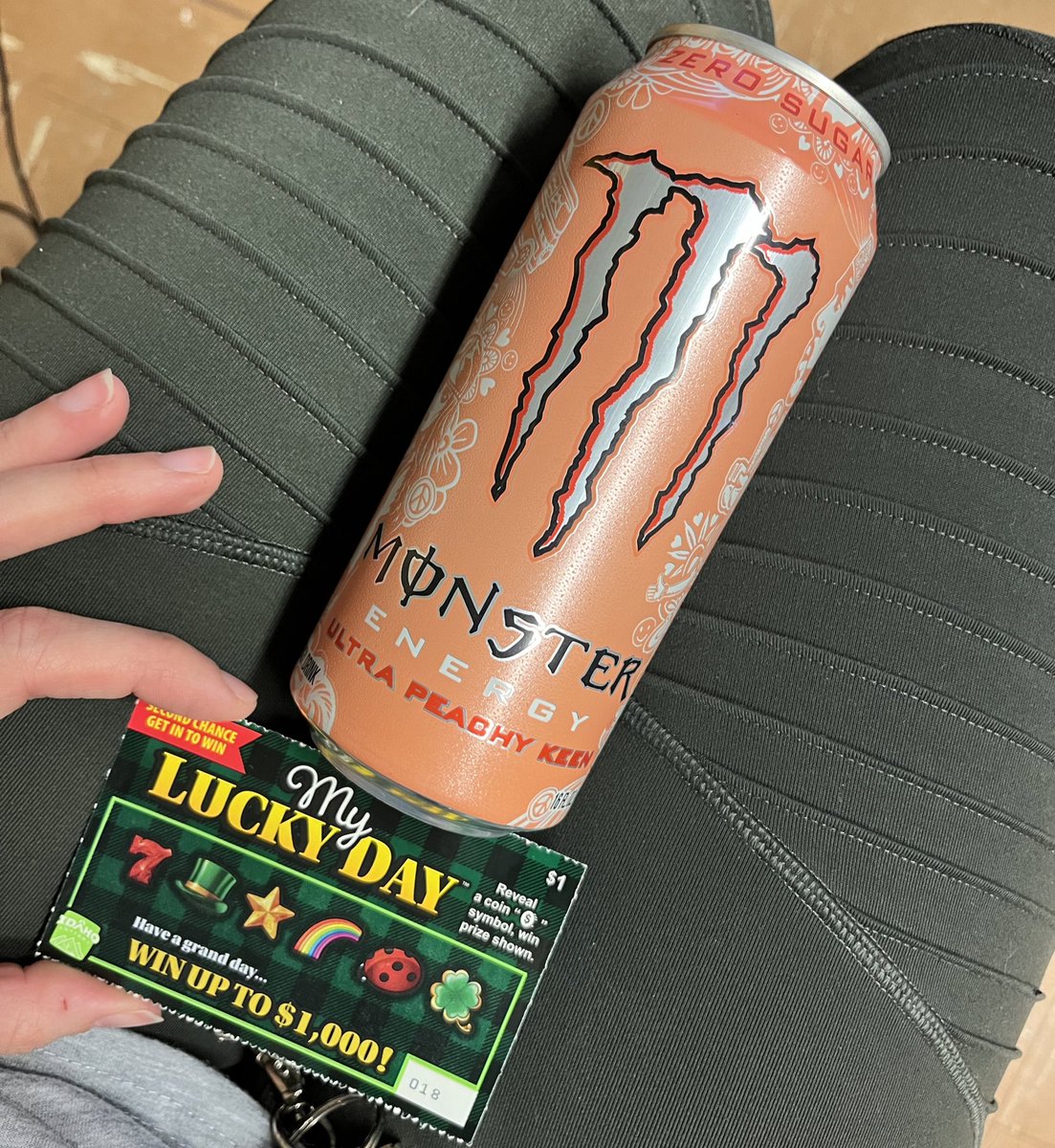 whatgreenlite's tweet photo. My coworker knows me too well🤪 I did a favor for her and she paid me back tenfold 🙏🏻🙏🏻
Also I won a dollar 💵
#teachertwitter #thebestoffriends #ThursdayGoodness https://t.co/QBmT7znq4y