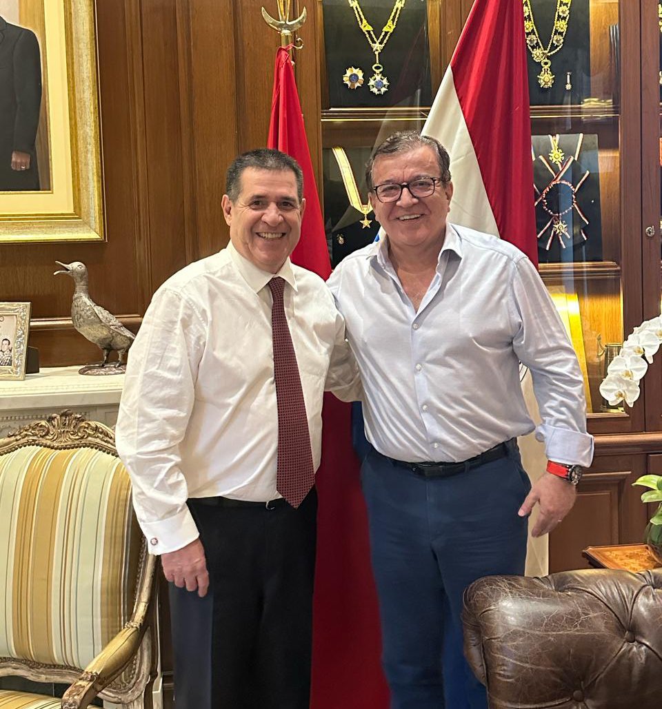 Visité al presidente de la ANR, Horacio Cartes. Mantuvimos una conversación patriótica sobre los grandes desafíos que tenemos. Nuestro compromiso con la democracia, la libertad y el bienestar general es irrevocable y constituye una causa superior para el futuro de la Nación.
