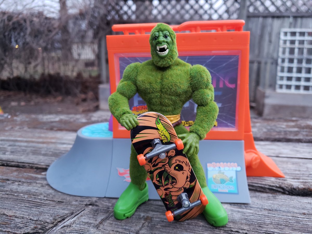 cracktasticpod's tweet photo. Happy #thrasherthursday @tonyhawk @Hot_Wheels @MastersOfficial @Mattel #thepfpn #cracktasticplastic #mossman #motuorigins #fingerboard #skatepark #skateboardphotography #skater #doakickflip #ollie #quarterpipe #grind #handstand #rails #stairs #toyphotography #ActionFigure https://t.co/QpeyXNzxjg