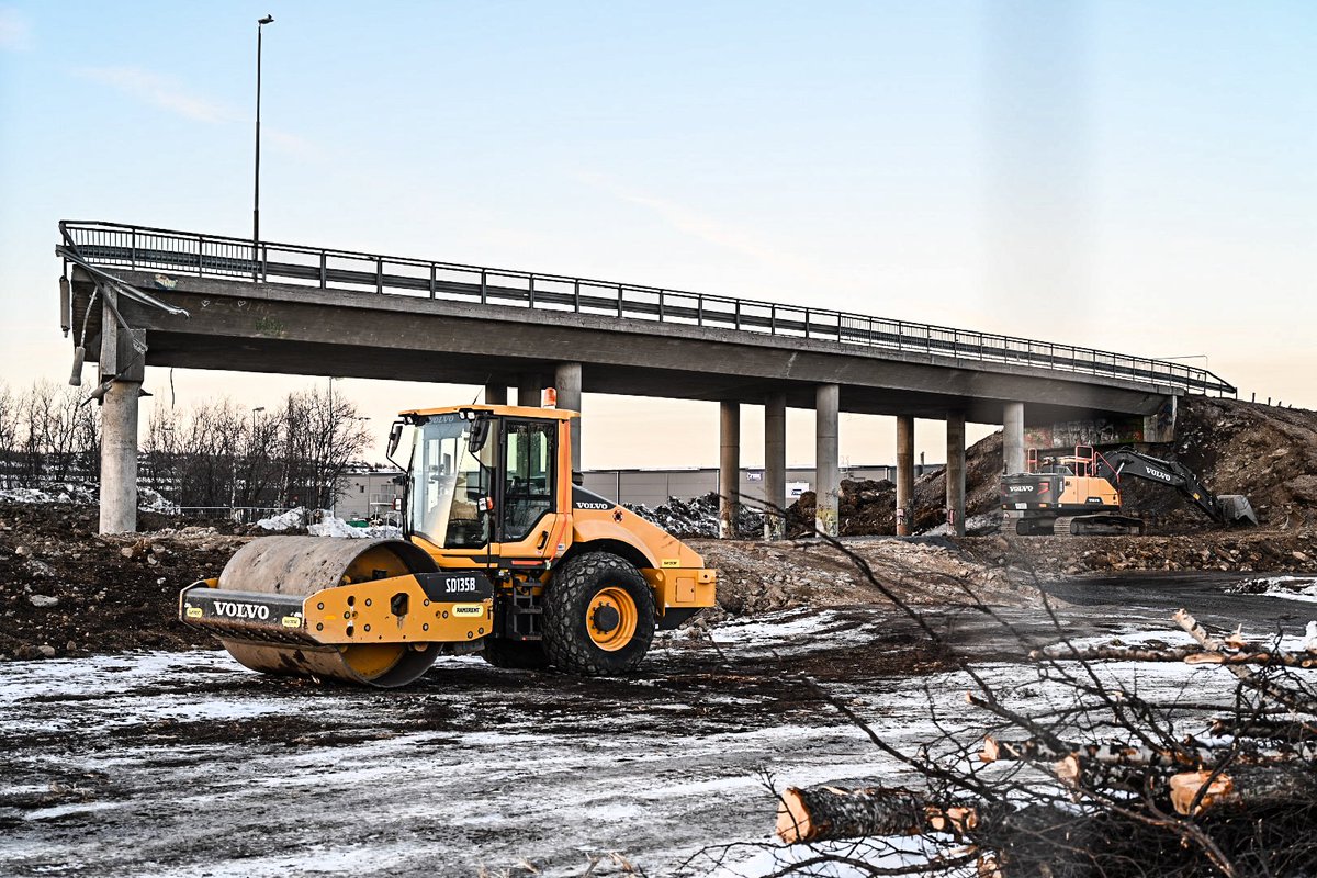 Förberedelser inför kyrkflytten nästa sommar pågår för fullt. Här rivs bron på Lombololeden. #Kiruna #kyrkanskafram