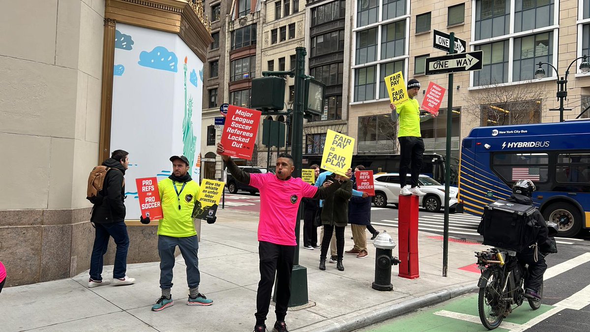 PSRAofficials's tweet photo. We're at the #MLS/PRO offices in #NYC again today. Thanks to all the people who have chatted with us and offered their support!

#FairPayisFairPlay
#ProRefs4ProSoccer https://t.co/0mlbnPwDaY