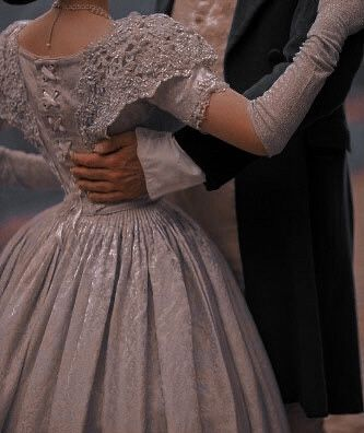 Cada noche antes de acostarme pienso en la misteriosa dama del vestido plateado.

¿Volveré a verte alguna vez?

<a href="/LadySBeckett/">Sophie Bridgerton</a>