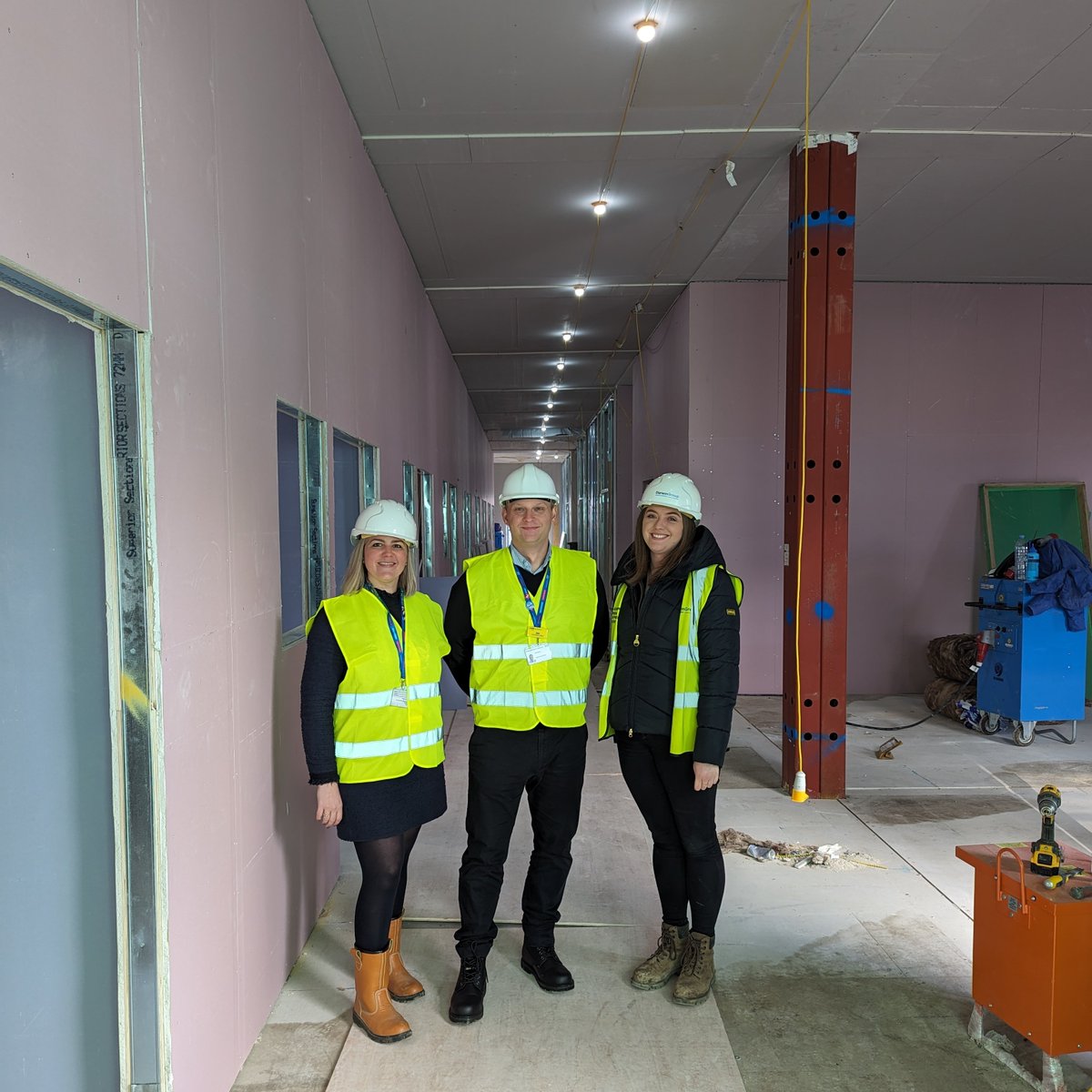 It's been a busy month of development on our Stoke Mandeville Hospital site.

Our Chair @HightonDavid, new Chief Estates and Facilities Officer Charmaine Hope and Chief Finance Officer Jon Evans toured the new 21 bedded ward and the extension of our Research and Innovation Centre…