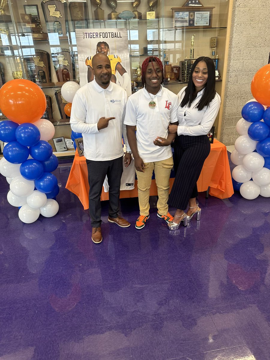 BennieWalters44's tweet photo. It’s official I’m a wildcat🧡💙 @coachmoore11 @Coach__McKnight @tigers_benton @One11Recruiting @LCU_ftball https://t.co/wWZwJuja79
