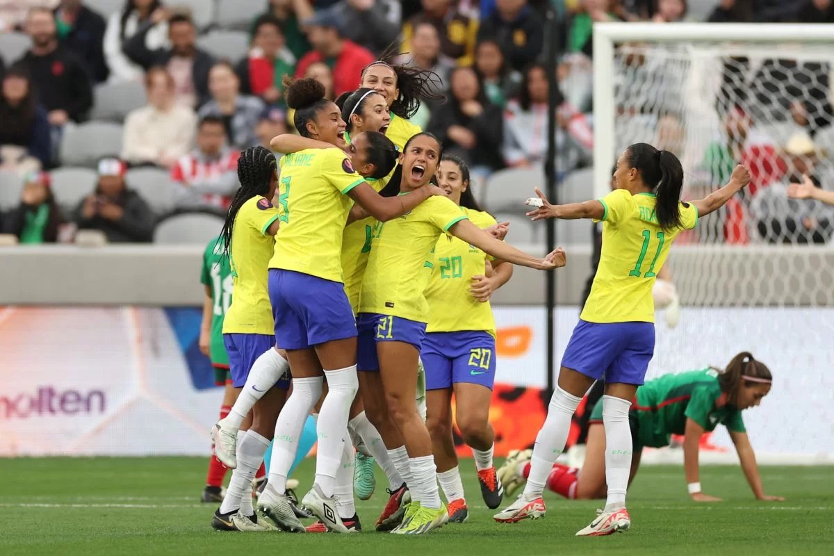 Netshoes's tweet photo. NOITE DE FINAL! 🔥
#CopaOuro 

Depois de despachar o México, e manter os 100% de aproveitamento na competição, as 'Brabas' da @SelecaoFeminina 🇧🇷 encaram os EUA na decisão!

Arthur Elias fede a título, hein 👃🏆 https://t.co/AoLJznGJlD