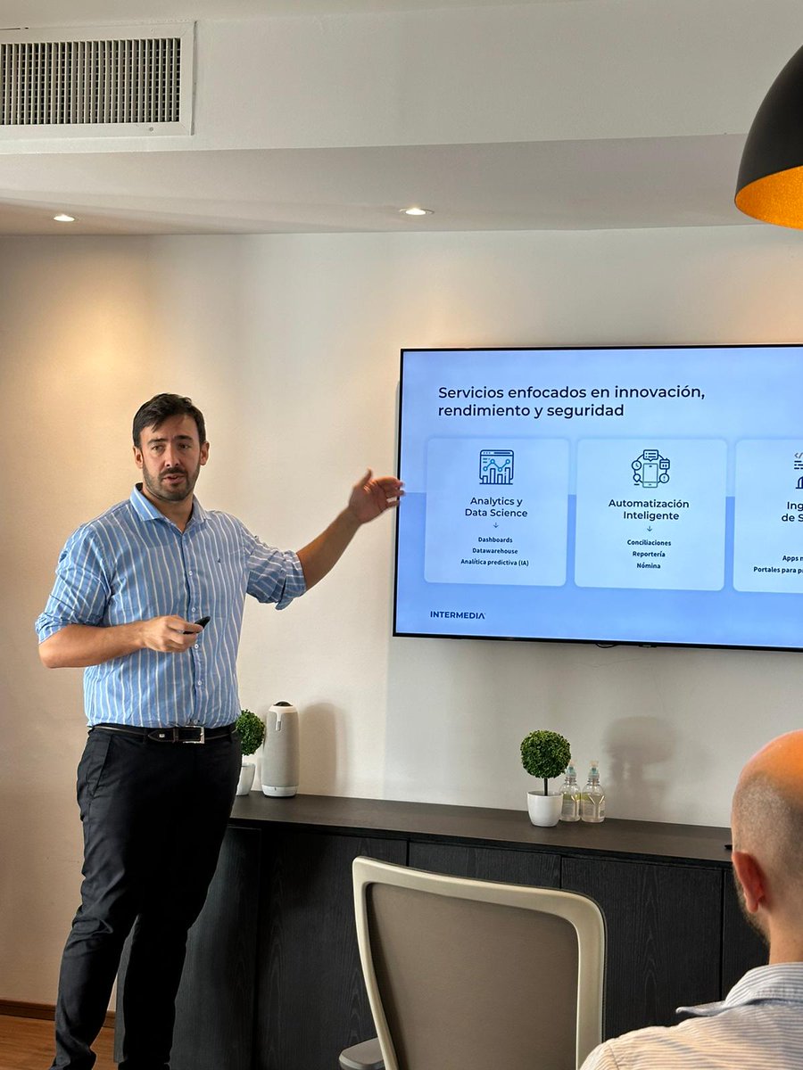 intermedia's tweet image. Today, we hosted an informative event at our office to spread awareness about
@ANDEUruguay's #ModoDigital, a game-changing program aimed at promoting digital transformation within the Uruguayan MSMEs ecosystem. 

🎤 Martin Quintana from Intermedia &amp;amp; Leandro Correa from ANDE