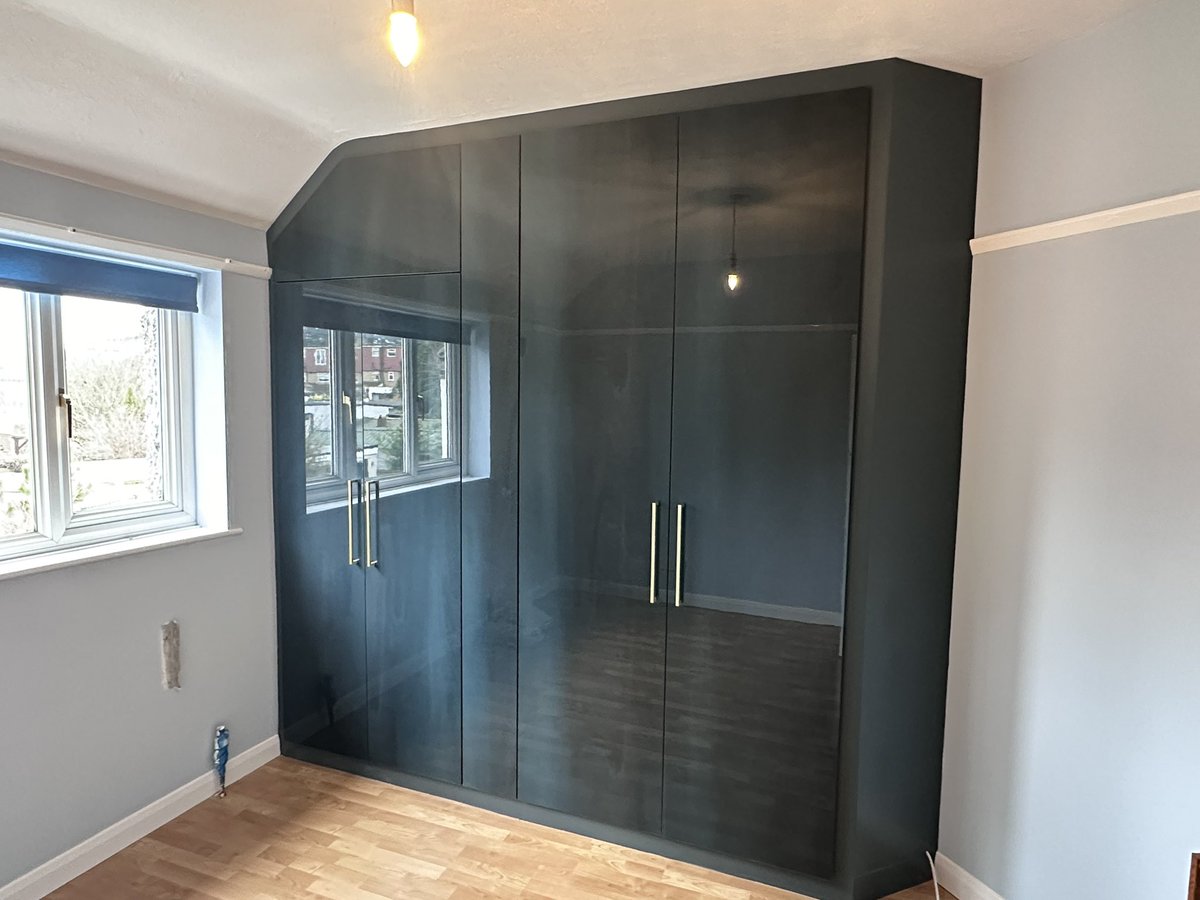 What a transformation! This was one of those jobs that I wasn’t sure if I wanted to take on. The brief - to modernise 2 bedrooms but they were on a tight budget and didn’t want the expense of removing everything and building new. Working on existing-nothing is square or level 🤦‍♂️