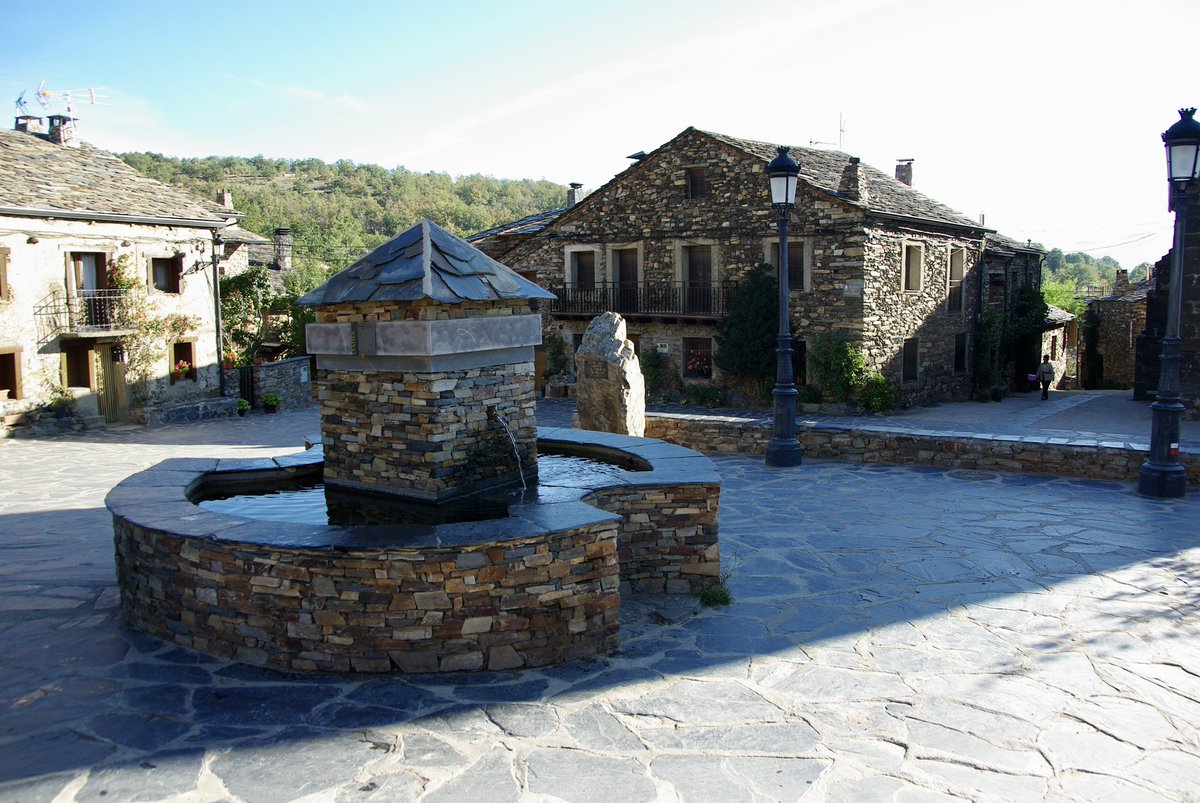 La arquitectura negra tiene su mayor referente en Valverde de los Arroyos (Guadalajara). Miembro de Los Pueblos más bonitos de España desde su creación.