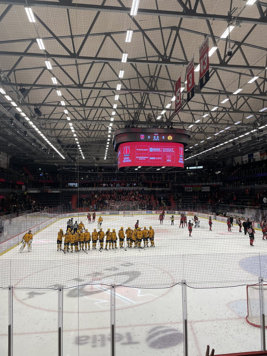 arvidvikstrom's tweet photo. Det är ni som är pissenkla Örebro!⚫️🟡⚫️🟡 https://t.co/KaZJ2xYX75