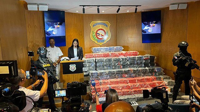Siguen los golpes: Ocupan casi una tonelada presumiblemente de cocaína y apresan tres hombres en Peravia
unikradio.net/2024/03/07/sig…