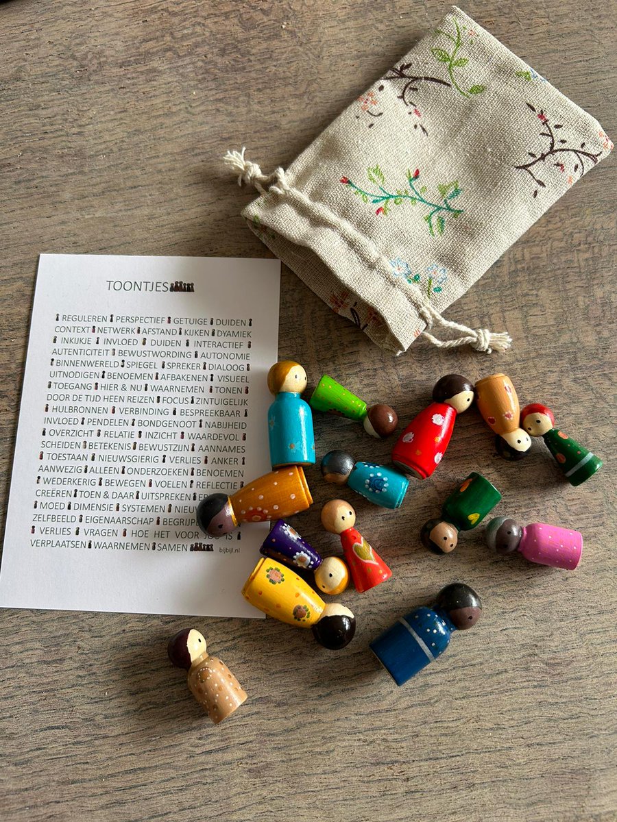 Deze Toontjes zijn handbeschilderd door Jolanda Bijl. Ieder CSG kreeg twee setjes van deze poppetjes om in te zetten tijdens gesprekken met cliënten over seksueel misbruik. Met deze poppetjes kun je de dynamiek binnen o.a. gezinnen weergeven m.b.t. seksueel misbruik.