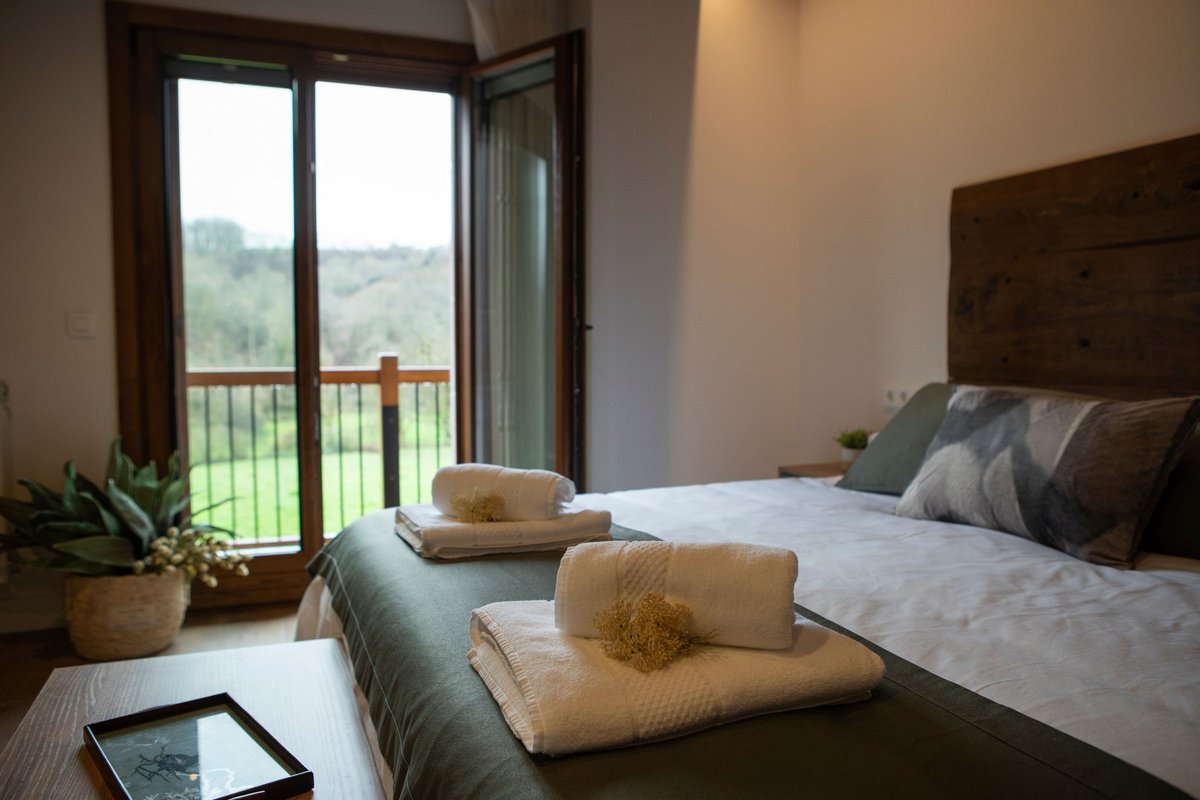 ✅Okilarekin hasiko gara. 

-Bertan bizi den txoria da eta basoan bere mokoaren kolpeak asko entzuten dira. 🦜
-Ohe bikoitza eta ohe egiten den sofa ditu. 🛋️🛏️
-Balkoia naturara bistak dituena. 
- Komun propioa

Gustatzen??

#okila #kabia #baztan #Arraioz