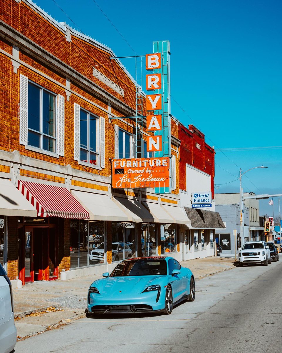 SKemp_97's tweet photo. Digital vs film, new and old in downtown Herrin.
Medium-format 120 Kodak Gold with Pentax 6x7
.
.
.
#shotonfilm #120film #mediumformat #filmdeveloping #darkroom #homedeveloped #filmscan #35mm #35mmfilm #filmphotography #filmportraits #photoshoot #Kodak #Gold #Pentax #Pentax6x7 https://t.co/XzkAkH8SVM