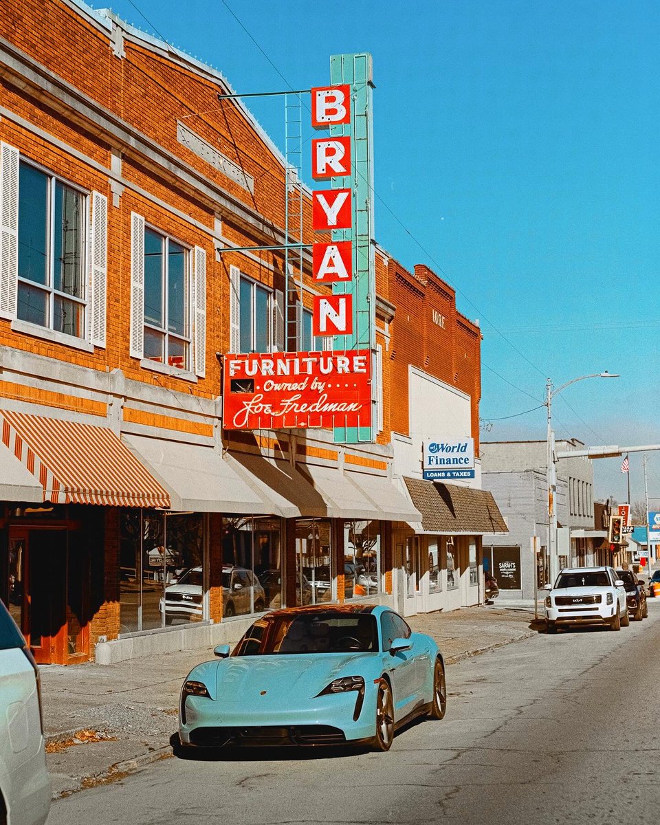 SKemp_97's tweet photo. Digital vs film, new and old in downtown Herrin.
Medium-format 120 Kodak Gold with Pentax 6x7
.
.
.
#shotonfilm #120film #mediumformat #filmdeveloping #darkroom #homedeveloped #filmscan #35mm #35mmfilm #filmphotography #filmportraits #photoshoot #Kodak #Gold #Pentax #Pentax6x7 https://t.co/XzkAkH8SVM
