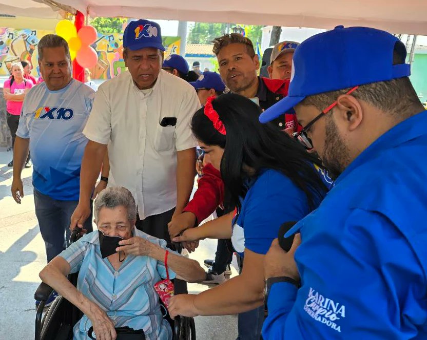 DesarrolloEconA's tweet photo. Como parte del 1×10 del buen gobierno emanado por el presidente @NicolasMaduro se dió respuesta inmediata al mun. Libertador este jueves con la entrega de ayudas técnicas a habitantes del municipio @_LaAvanzadora @Karinacarpuoaragua  @elproferuirua @JulioMeloGPP @Leonard02685770 https://t.co/unT1WFNyKq
