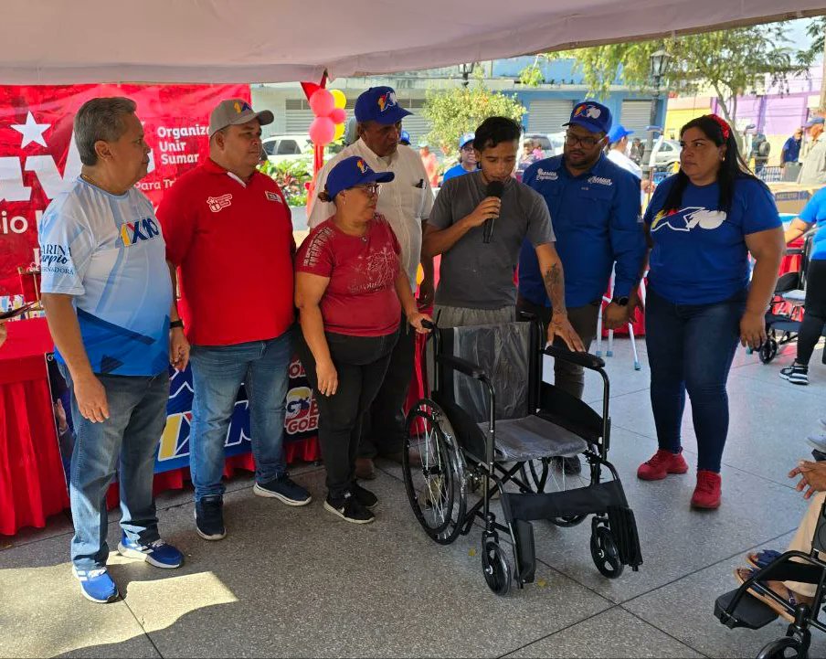 DesarrolloEconA's tweet photo. Como parte del 1×10 del buen gobierno emanado por el presidente @NicolasMaduro se dió respuesta inmediata al mun. Libertador este jueves con la entrega de ayudas técnicas a habitantes del municipio @_LaAvanzadora @Karinacarpuoaragua  @elproferuirua @JulioMeloGPP @Leonard02685770 https://t.co/unT1WFNyKq