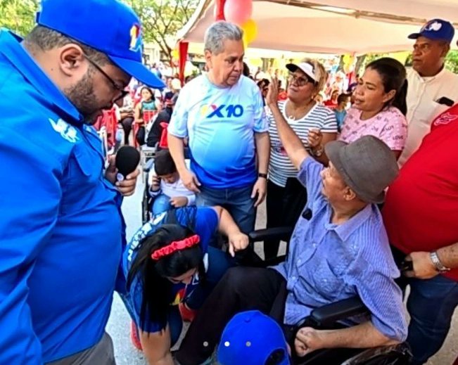 DesarrolloEconA's tweet photo. Como parte del 1×10 del buen gobierno emanado por el presidente @NicolasMaduro se dió respuesta inmediata al mun. Libertador este jueves con la entrega de ayudas técnicas a habitantes del municipio @_LaAvanzadora @Karinacarpuoaragua  @elproferuirua @JulioMeloGPP @Leonard02685770 https://t.co/unT1WFNyKq