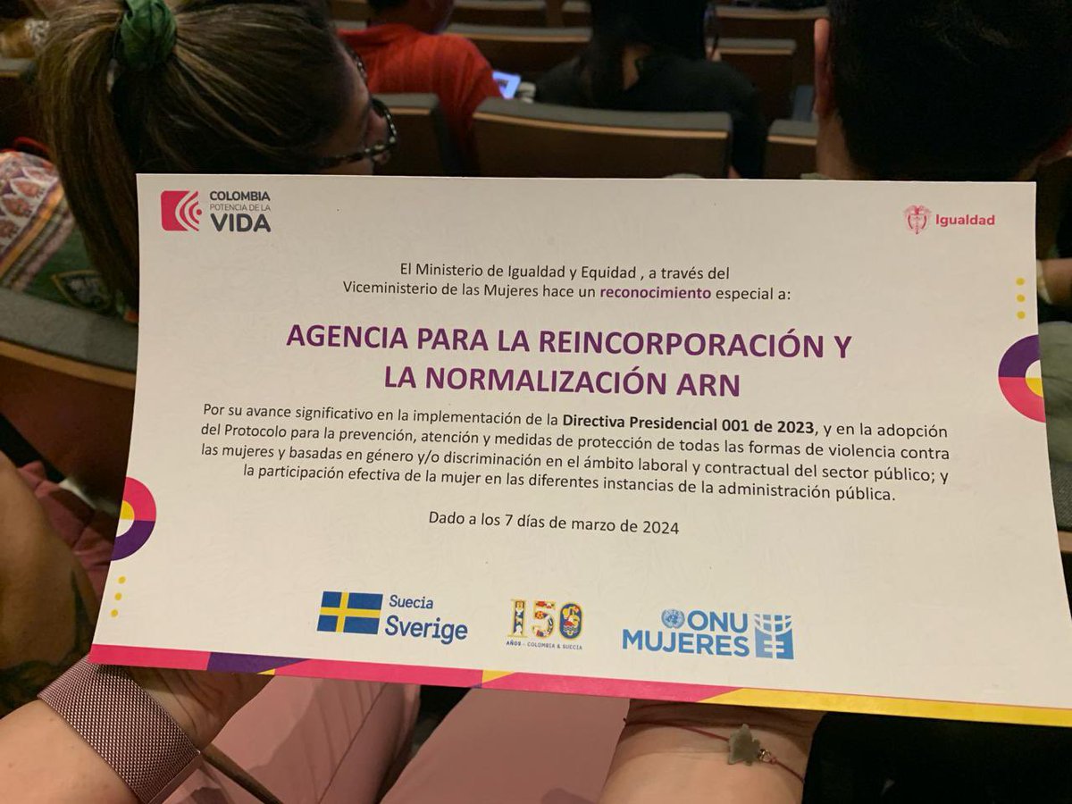 ARNColombia's tweet photo. Noticia🛎️
👏🏻Acabamos de recibir del @MinIgualdad_Col este reconocimiento por ser una de las entidades que implementó ejemplarmente la Directiva Presidencial 001 de 2023, al adoptar nuestro Protocolo de Violencias contra las mujeres y basadas en género en el entorno laboral💜 https://t.co/yz7vD0UQuz