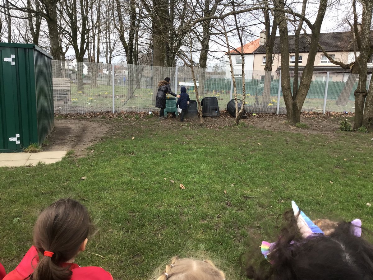 P1b’s Outdoor Learning session this week included adding compostable bags full of vegetable waste to our best compost bin. @ClydePrimary @ClydeParentCncl @KSBScotland #ecoschools #actionplan