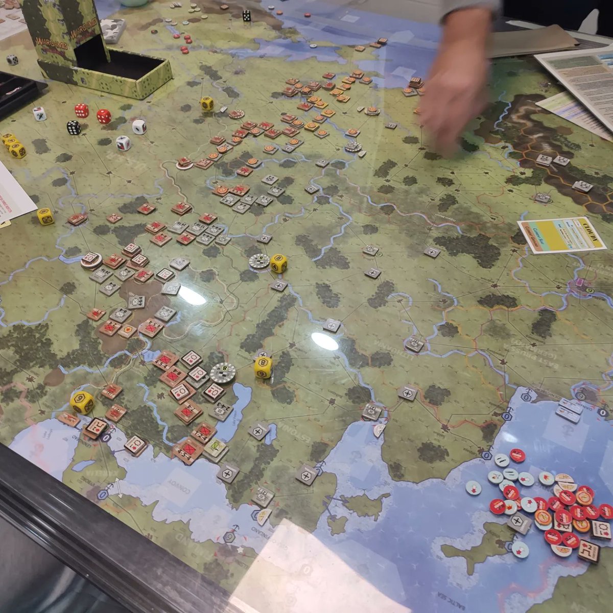 ClubDreadnought's tweet photo. Seguimos jugando la partida del Thunder in the East, un cuasi-monster wargame del frente del este editado por VPG. Les deseamos suerte a los contendientes, nuestros socios Juanma y Roberto 😅

#Clubdreadnought #Wargames #thunderintheeast #victorypointgames https://t.co/dNvT4q7w8b