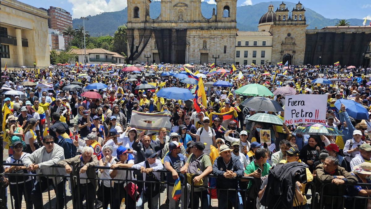 Manoloparis_'s tweet photo. Que poca cosa es un jefe de estado q para ganar la batalla ideológica tiene q recurrir a la bajeza del insulto y el señalamiento, para validar su gobierno paupérrimo, enfrentar a los colombianos entre sí.

Petro quiere eliminar la fraternidad en Colombia, una nación en guerra de clases permanente.

Es minúsculo!