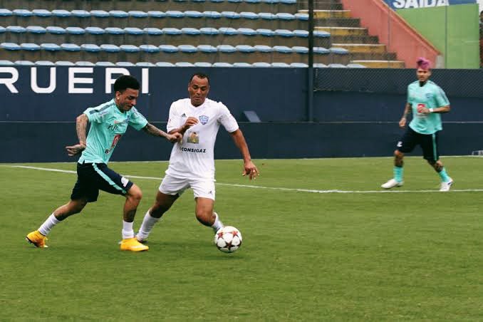 Hj o #TbtDoGuime é bem especial… ⚽️ Em 2014 tive a honra de fazer um jogo beneficente com o nosso pentacampeão mundial @officialcafu, o famoso Capitão do Penta. 🏆🏆🏆🏆🏆 Amigos do Cafú X Amigos do Guimê Além de ser considerado por mtos como um dos maiores laterais direitos