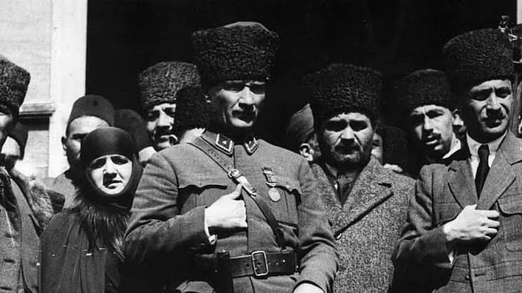 aykiri's tweet photo. 7 Mart 1925… Tarihte bugün…

Cumhurbaşkanı Mustafa Kemal Atatürk’ün Şeyh Sait İsyanı nedeniyle millete ve orduya bildirgesi: 

“…Vatanın her köşesinde, kamu huzurunu bozan olayın, yalnız oradaki vatandaşları değil, en uzak yerlerdeki vatandaşların rahatını, saadetini, çalışma hayatını, ekonomi ve üretimini etkilediği ve zarar verdiği açıktır. Yüksek memurların ve mazisi şan ve şerefle dolu olan Cumhuriyet ordusu mensuplarının vatanın iç ve dış bütünlüğü için fedakârlık ve vazife hislerini beklerim.”

Atatürk’ün bu bildirgesinden kısa bir süre sonra Şeyh Sait isyanı bastırılmıştır.