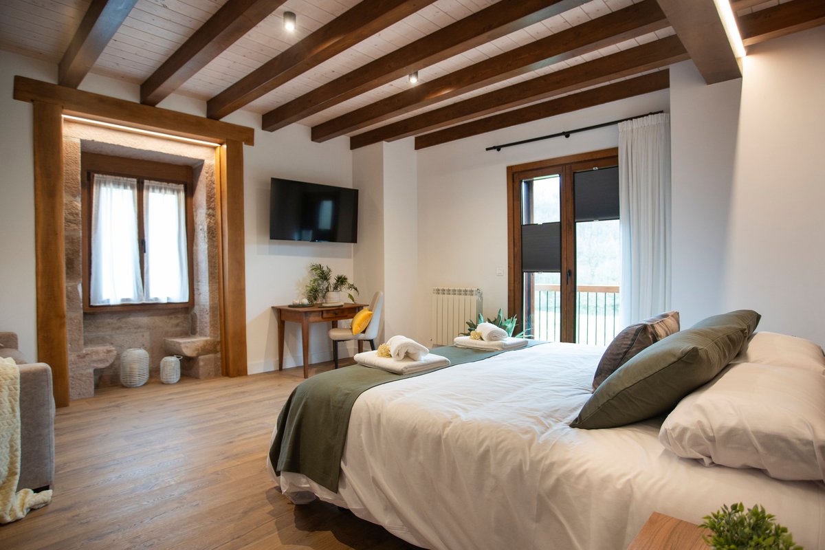 ✅ Primera habitación: Okila.

- El pájaro carpintero vive con nosotros y le caracteriza el ruido que saca con su pico en el bosque.🪵🦜
-Esta habitación tiene cama doble y sofá cama.
-Balcón con vistas a la naturaleza.
-Baño propio.   Os gusta?
#kabia #Arraioz #baztan #casarural