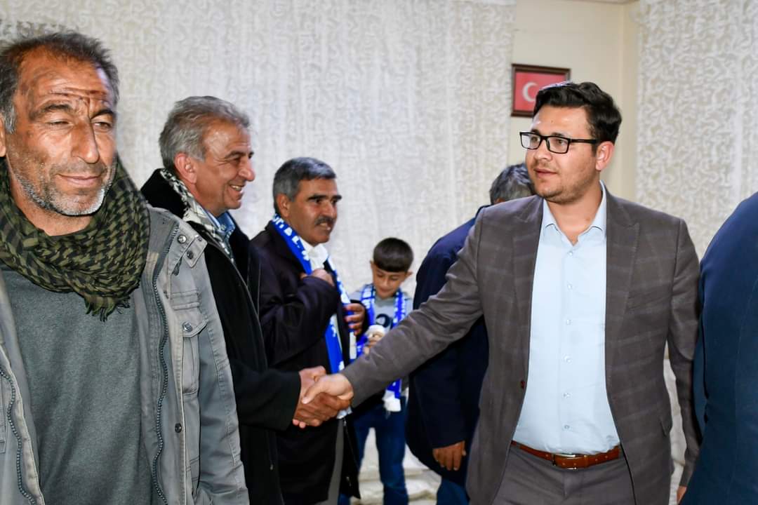 Demir Aileleri #GerçekBelediyecilik için Hazır ve Kararlı

Güçlü destekleri ile bizleri bağırlarına basan Avcılı kırsal mahalle sakinlerimizden Muhyeddin Demir ailesi ve akrabaları genç ve dinamik AK Adayımız Seyyithan Atilla ile yola devam dedi. Kıymetli desteklerinden,