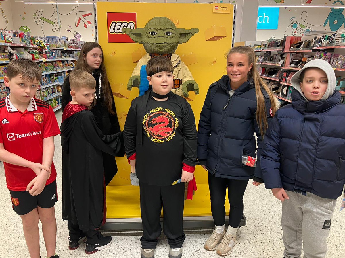 ICSENAspenClass's tweet photo. World Book Day 2024 📚 We really enjoyed showing off our costumes and exchanging our tokens for books today. Thank you to the peer mentors from the Rowans for helping us. #worldbookday #workingtogether @TheRowansAP https://t.co/sUHTmBqh5z