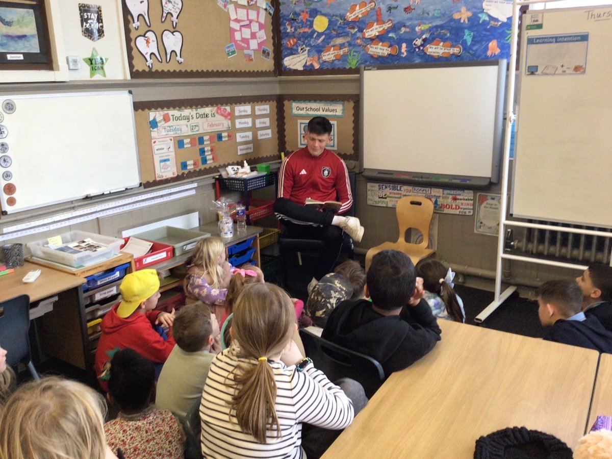 queensparkfc's tweet photo. On #WorldBookDay 📚 Alex Fairlie visited @StJohnPaulGCC and Callum Haspel went to @MountFloridaPri to share some stories with the pupils. https://t.co/2fqMlIA59a