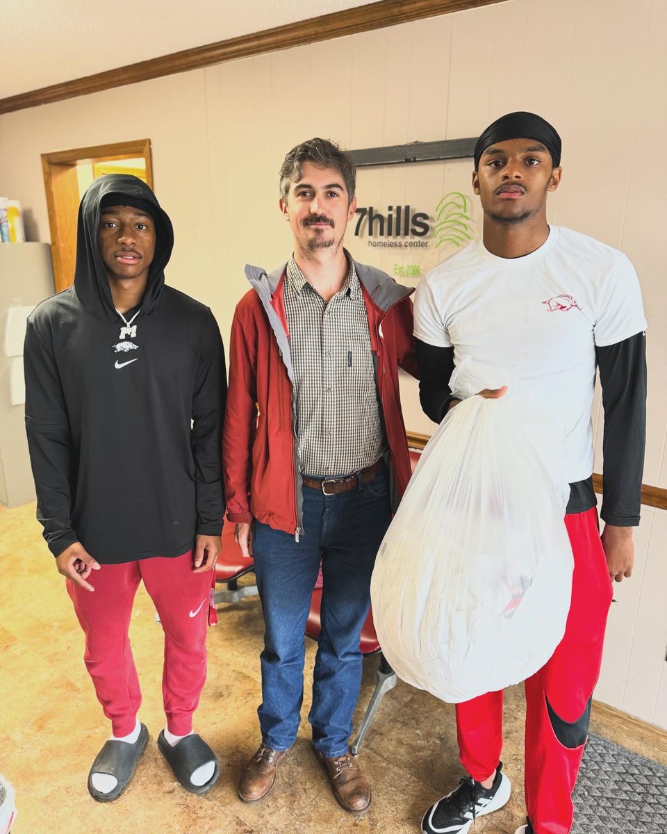 HogsFBDev's tweet photo. @iamtherea1one giving back to the Fayetteville community on his birthday today alongside @MrChip06
Give Selman a follow and wish him a Happy Birthday! 🎂🐗
#HogsInTheCommunity https://t.co/HgpcR8B2iM