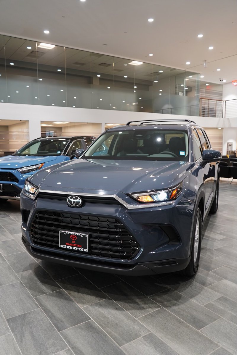 ToyotaManhattan's tweet image. #ToyotaGrandHighlander4wdXLE #stormcloud #8passenger #suv #awd #multiterrainselect #powerliftgate #blindspotmonitor #smartkey #pushbuttonstart #heatedandpowerfrontseats #carsofinstagram #carsofinsta #toyotaofmanhattan #letsgoplaces #toyota #manhattan #hellskitchen #nyc