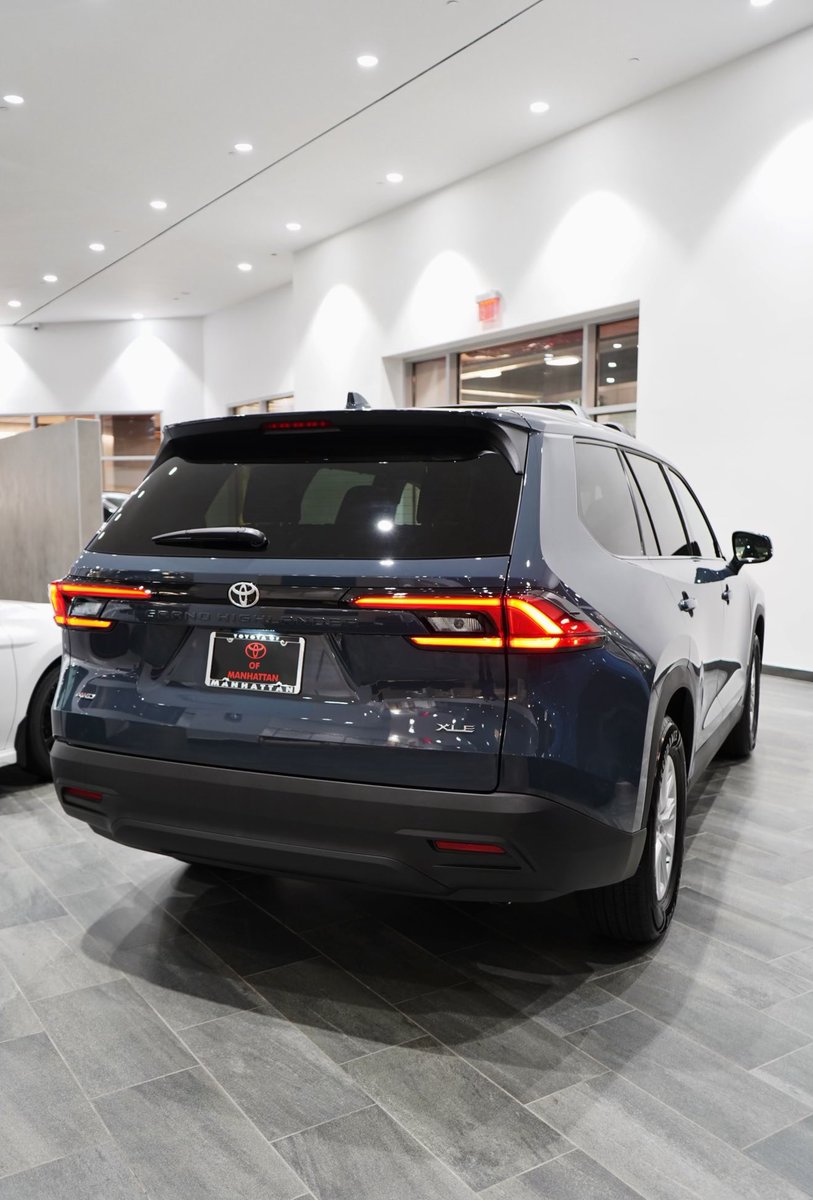 ToyotaManhattan's tweet image. #ToyotaGrandHighlander4wdXLE #stormcloud #8passenger #suv #awd #multiterrainselect #powerliftgate #blindspotmonitor #smartkey #pushbuttonstart #heatedandpowerfrontseats #carsofinstagram #carsofinsta #toyotaofmanhattan #letsgoplaces #toyota #manhattan #hellskitchen #nyc