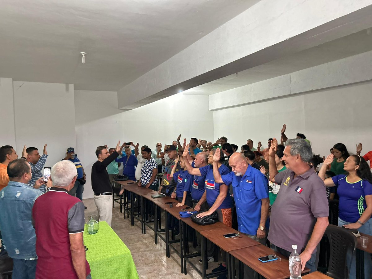 PartidoCOPEI_'s tweet photo. Hoy 7 de marzo, nuestro presidente nacional @robertoenriq, juramentó @ComanditosVzla en el Mcpio.Alberto Adriani, en el Vigía,Edo. Mérida.

Continuamos trabajando por el triunfo de nuestra candidata @MariaCorinaYA en las presidenciales 2024🇻🇪

#ConVZLA 
#CopeiSomosPresenteyFuturo https://t.co/00cBkUlHtz
