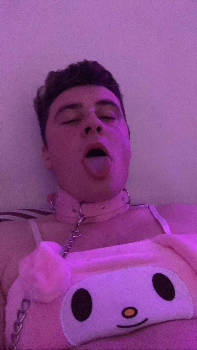 Siebe age 22 from Belgium 🇧🇪 also loves to dress like a pink little pet. Such a dirty 💩 eating girl 💓🫵🏼🤭